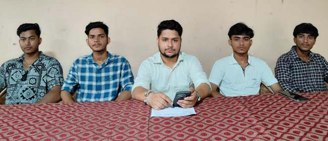 मीडिया से बातचीत करते छात्रसंघ अध्यक्ष व अन्य छात्र नेता। मीडिया से बातचीत करते छात्रसंघ अध्यक्ष व अन्य छात्र नेता।