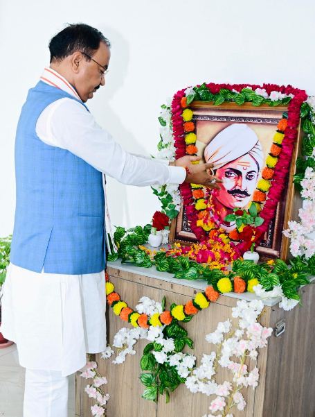 मंगल पाण्डेय के चित्र पर पुष्पांजलि करते मंगल प्रसाद पाण्डेय मंगल पाण्डेय के चित्र पर पुष्पांजलि करते मंगल प्रसाद पाण्डेय