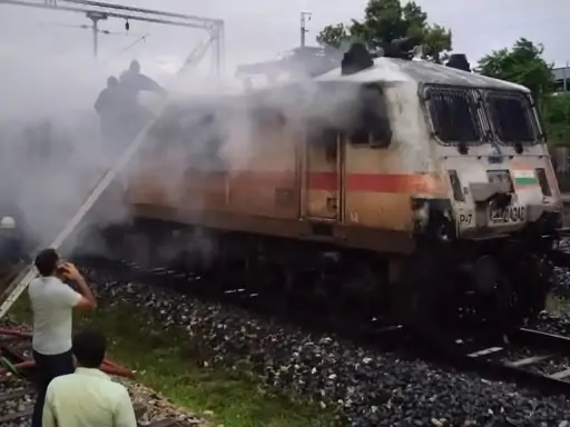 इंजन में लगी आग बुझाते राहतकमीर्