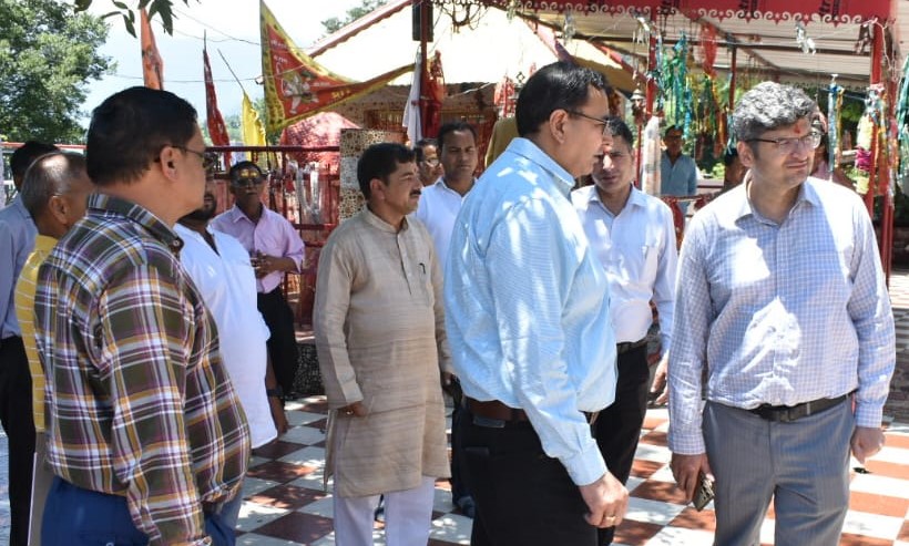नौटी मंदिर में अधिकारियों के साथ डीएम चमोली संदीप तिवारी। नौटी मंदिर में अधिकारियों के साथ डीएम चमोली संदीप तिवारी।