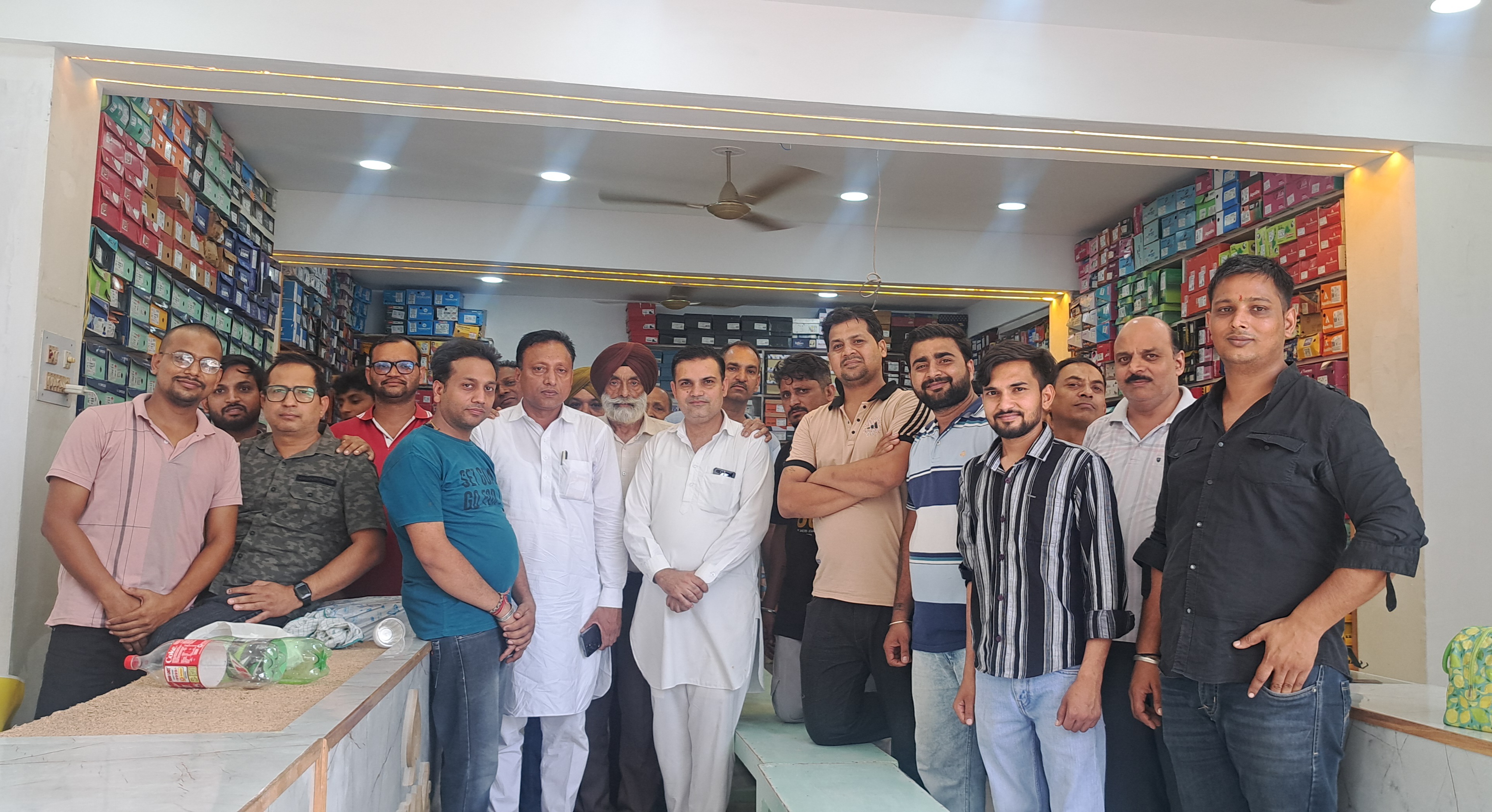 पुलिस नाके के विरोध में एकत्रित दुकानदार। पुलिस नाके के विरोध में एकत्रित दुकानदार।