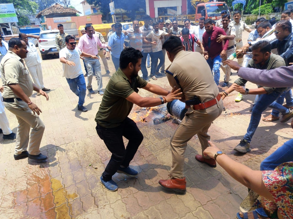 गांधी मैदान में ईडी का पुतला फूंकते कांग्रेसी, बुझाने का प्रयास करते हुए पुलिस के अधिकारी। गांधी मैदान में ईडी का पुतला फूंकते कांग्रेसी, बुझाने का प्रयास करते हुए पुलिस के अधिकारी।