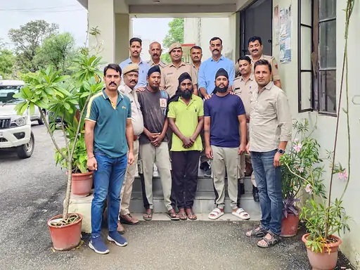 पांच राज्यों में 30 से अधिक वारदातें करने वाली सिकलीगर गैंग का पर्दाफाश, उदयपुर में तीन बदमाश गिरफ्तार पांच राज्यों में 30 से अधिक वारदातें करने वाली सिकलीगर गैंग का पर्दाफाश, उदयपुर में तीन बदमाश गिरफ्तार
