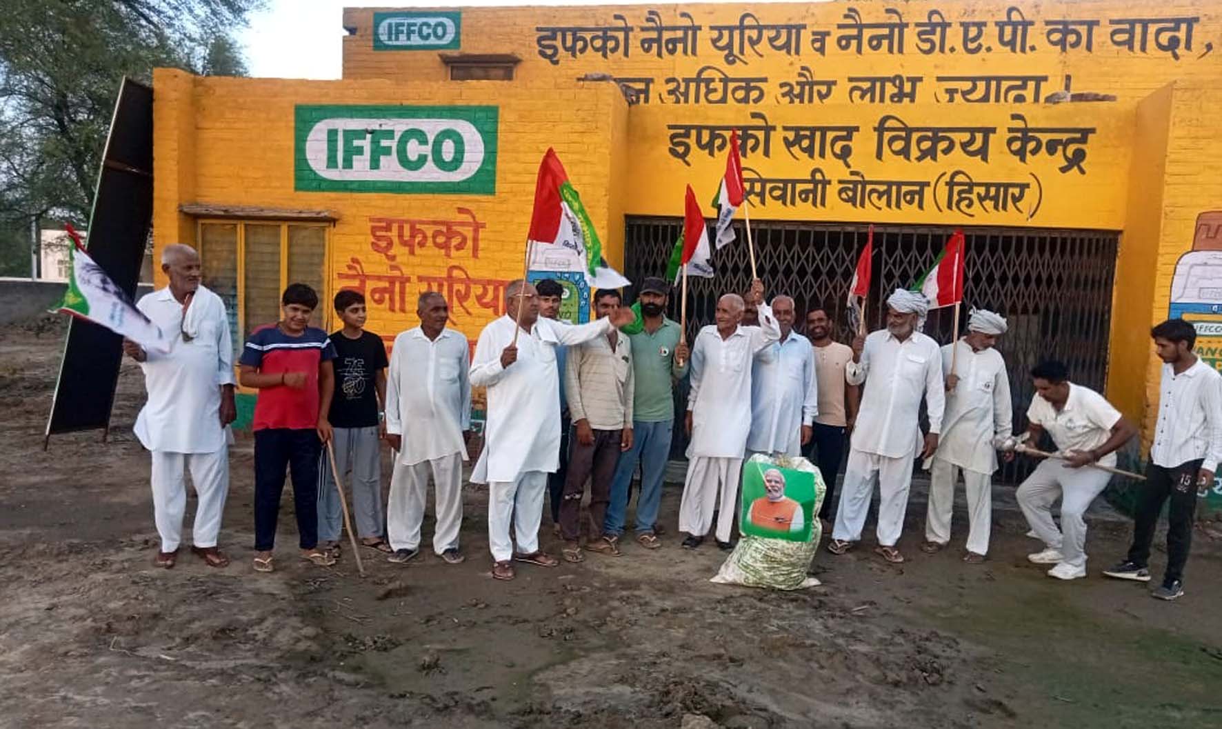 सिवानी बोलान में पुतला फूंकते किसान। सिवानी बोलान में पुतला फूंकते किसान।