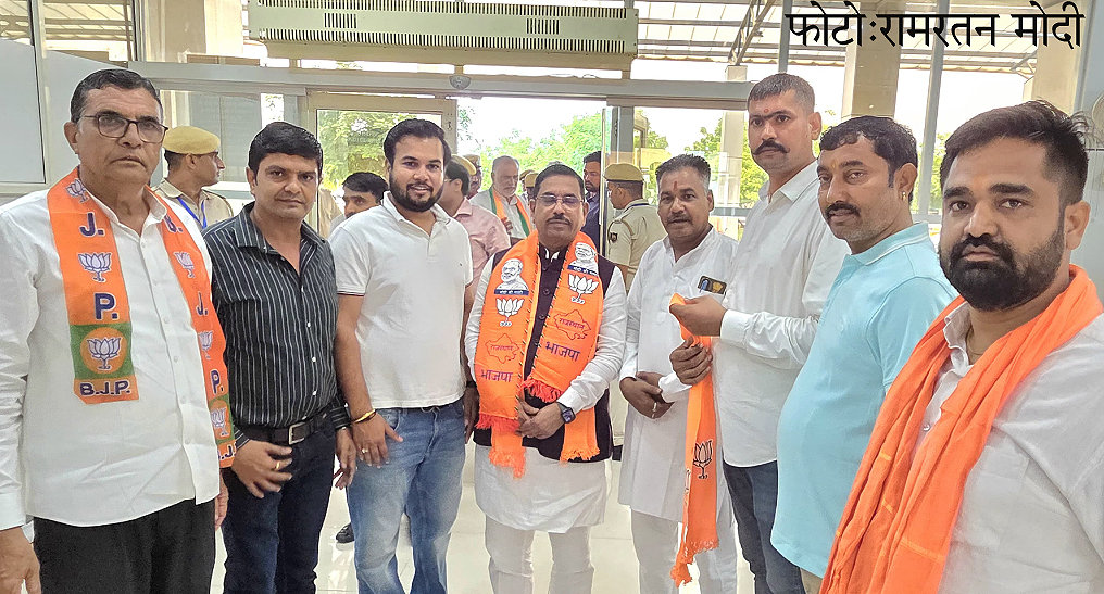 केंद्रीय मंत्री प्रह्लाद जोशी से हवाई अड्डे पर मुलाकात कर किया स्वागत केंद्रीय मंत्री प्रह्लाद जोशी से हवाई अड्डे पर मुलाकात कर किया स्वागत
