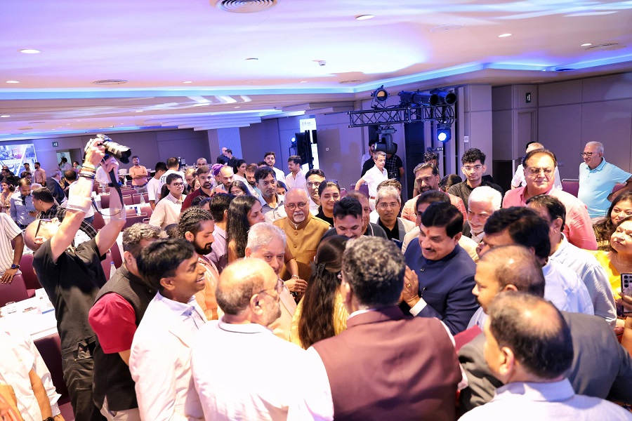मुख्यमंत्री डॉ. मोहन यादव ने बार्सिलोना में प्रवासी भारतीयों से किया संवाद मुख्यमंत्री डॉ. मोहन यादव ने बार्सिलोना में प्रवासी भारतीयों से किया संवाद
