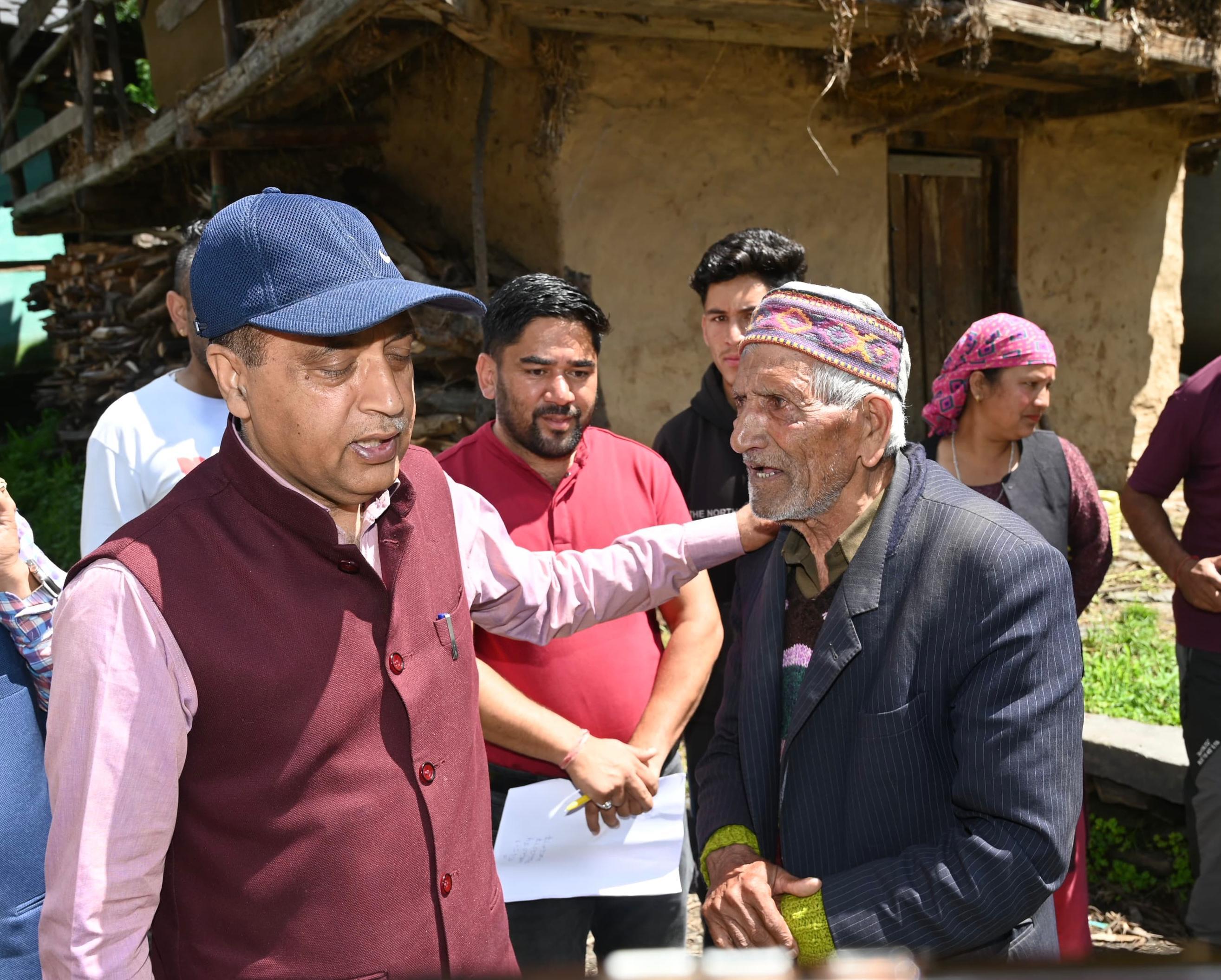 छतरी दौरे के दौरान आपदा प्रभावित से मिलते हुए जयराम ठाकुर। छतरी दौरे के दौरान आपदा प्रभावित से मिलते हुए जयराम ठाकुर।