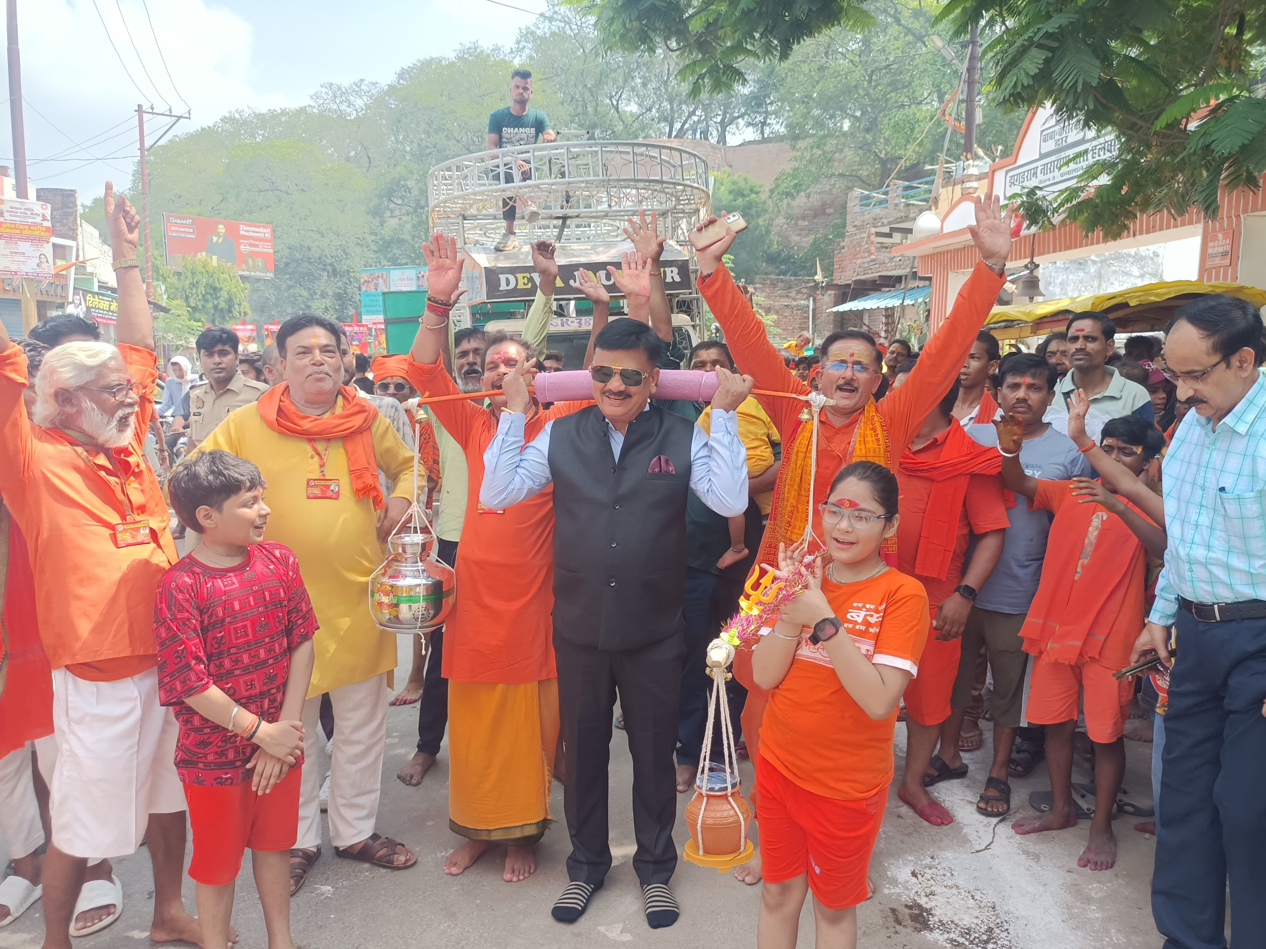 जिलाधिकारी कांवड़ उठाते हुए जिलाधिकारी कांवड़ उठाते हुए