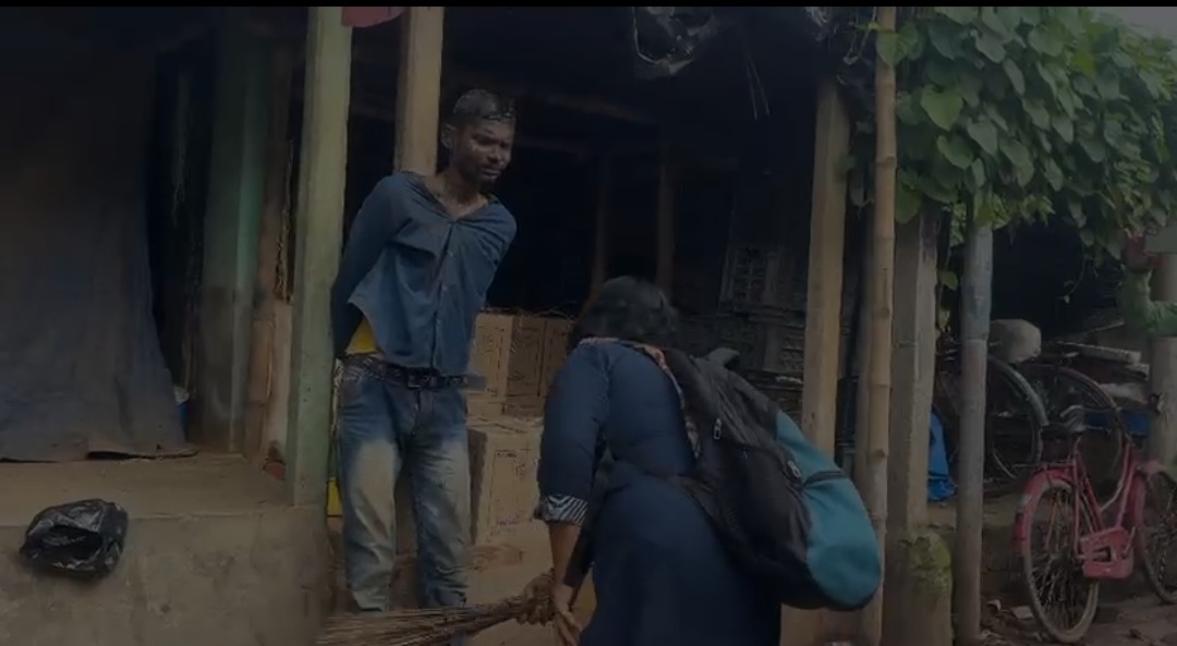 हिन्दमोटर स्टेशन के पास युवती के साथ छेड़छाड़ का आरोप, आरोपित की पिटाई के बाद पुलिस के हवाले हिन्दमोटर स्टेशन के पास युवती के साथ छेड़छाड़ का आरोप, आरोपित की पिटाई के बाद पुलिस के हवाले