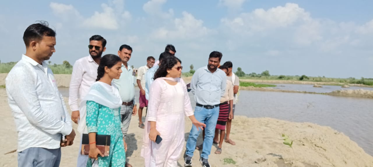 मौके का जायजा लेती सीडीओ दीक्षा जैन मौके का जायजा लेती सीडीओ दीक्षा जैन