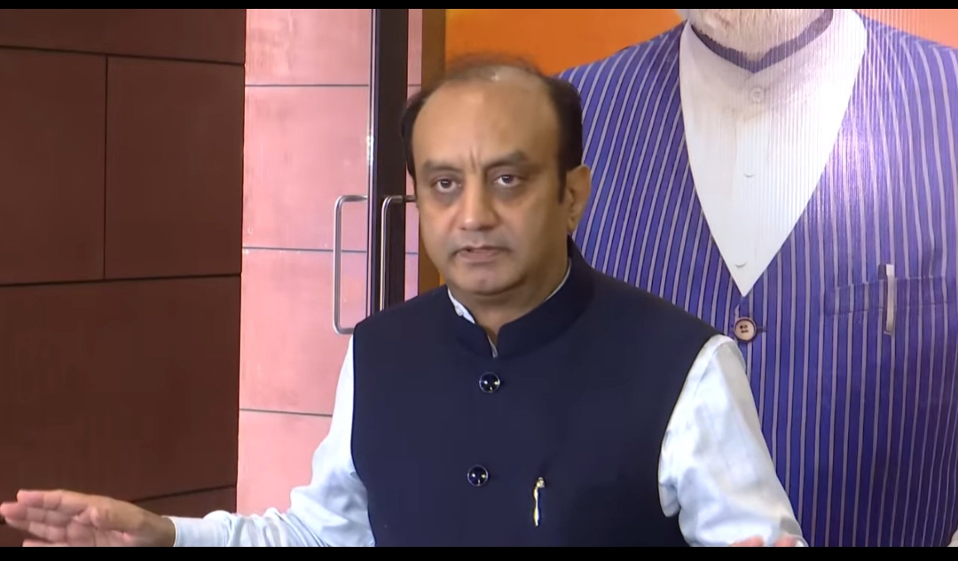 डॉ सुधांशु त्रिवेदी मीडिया से बात करते हुए