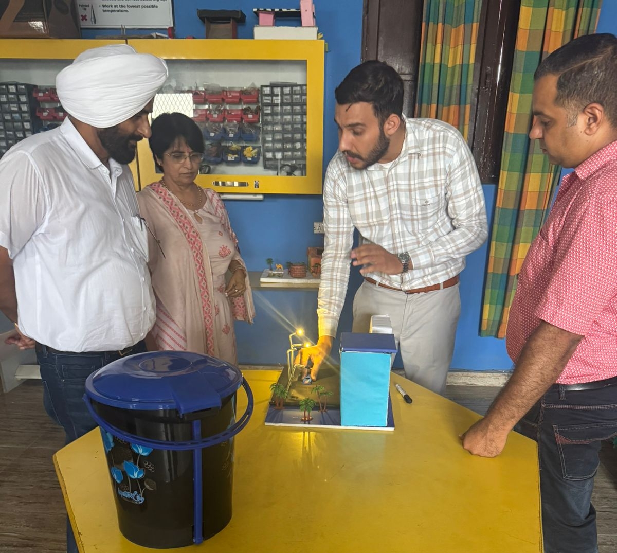 सीईटी के लिए बनाए गए परीक्षा केंद्र का निरीक्षण करती टीम। सीईटी के लिए बनाए गए परीक्षा केंद्र का निरीक्षण करती टीम।