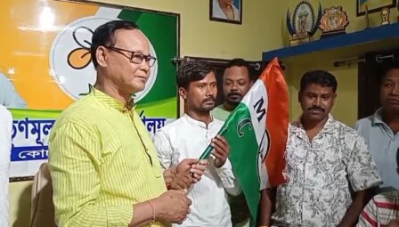 तृणमूल में शामिल हुए बड़ों शोलमारी पंचायत के भाजपा सदस्य तृणमूल में शामिल हुए बड़ों शोलमारी पंचायत के भाजपा सदस्य