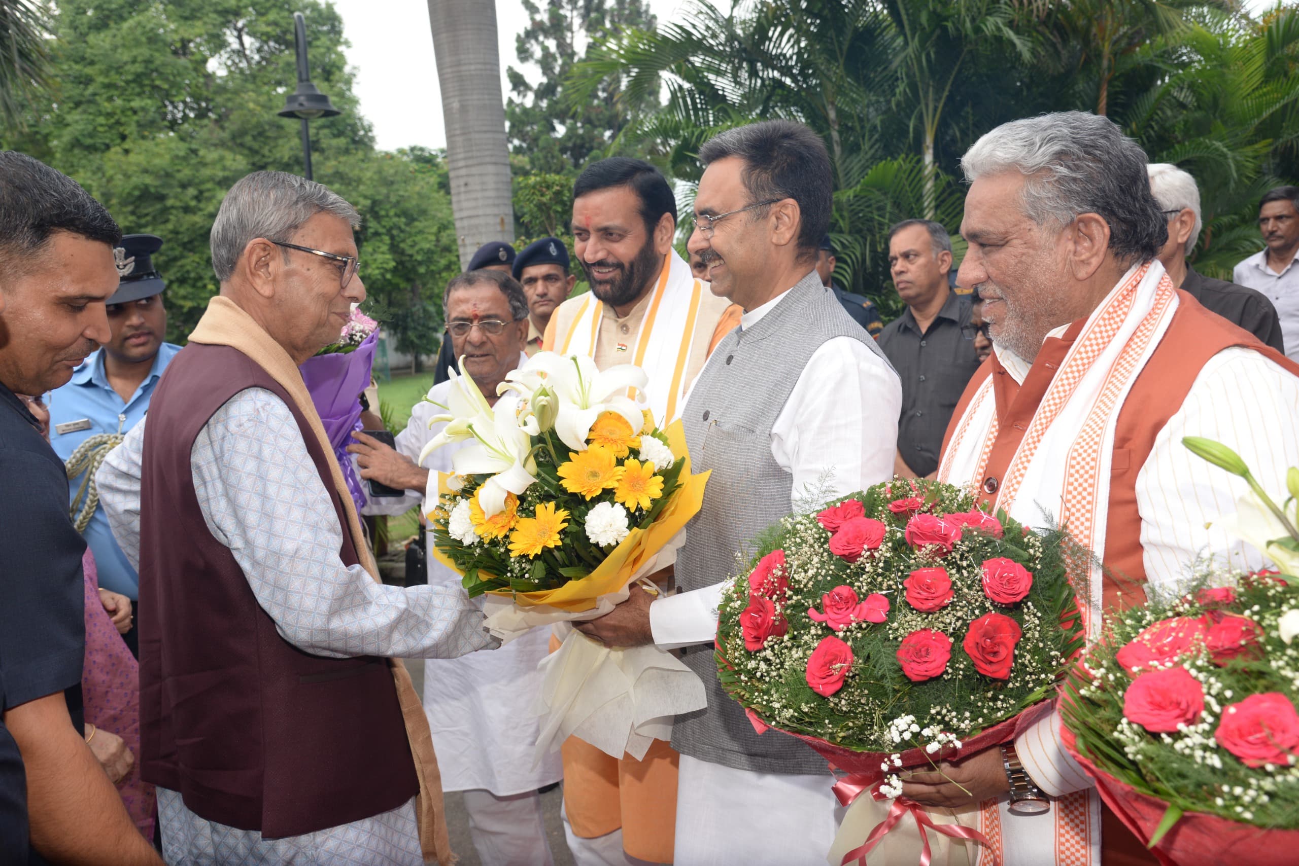 स्वागत करते मुख्यमंत्री एवं विधानसभा अध्यक्ष। स्वागत करते मुख्यमंत्री एवं विधानसभा अध्यक्ष।