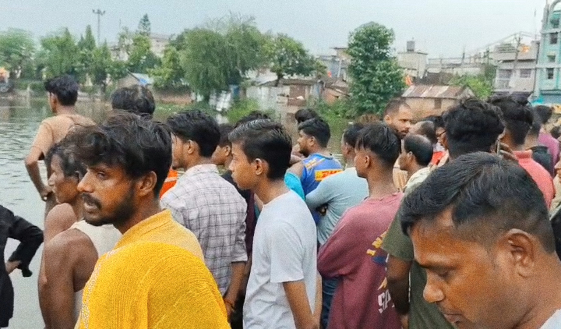 अररिया फोटो:पोखर के पास जमा भीड़ अररिया फोटो:पोखर के पास जमा भीड़