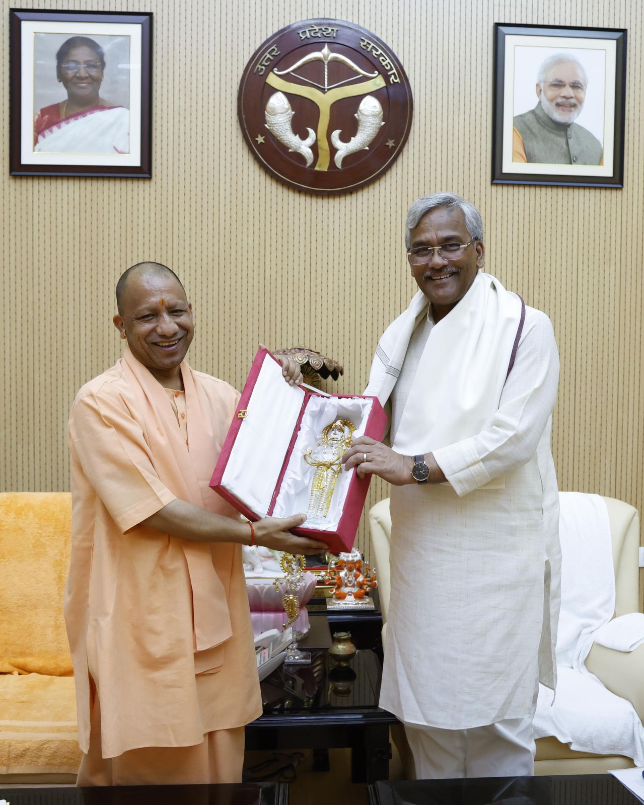 योगी आदित्यनाथ से भेंट करते त्रिवेंद्र रावत योगी आदित्यनाथ से भेंट करते त्रिवेंद्र रावत