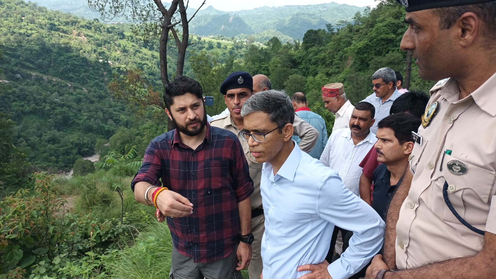 आपदा प्रभावित धर्मपुर का जायजा लेते हुए केंद्रीय दल। आपदा प्रभावित धर्मपुर का जायजा लेते हुए केंद्रीय दल।