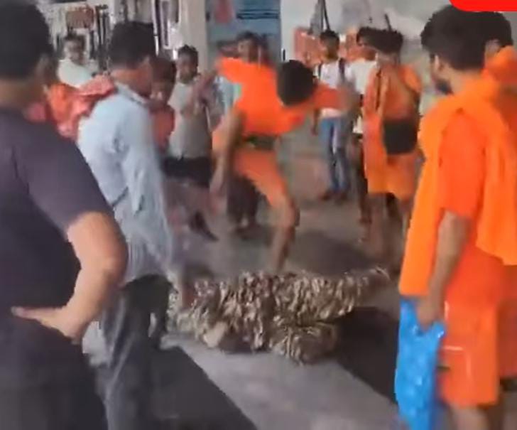 रेलवे स्टेशन पर सीआरपीएफ जवान से मारपीट करते कांवरिये। रेलवे स्टेशन पर सीआरपीएफ जवान से मारपीट करते कांवरिये।