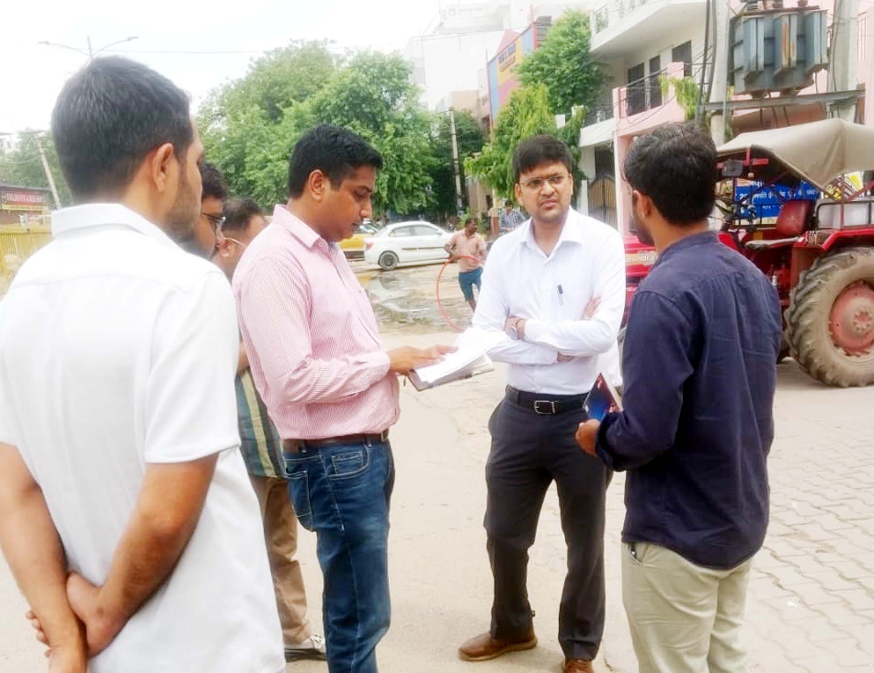 गुरुग्राम में जलभराव वाले स्थान पर काम को लेकर औचक निरीक्षण करते अधिकारी। गुरुग्राम में जलभराव वाले स्थान पर काम को लेकर औचक निरीक्षण करते अधिकारी।