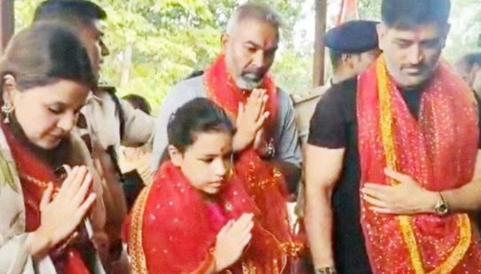 मंदिर में धोनी और अन्य
