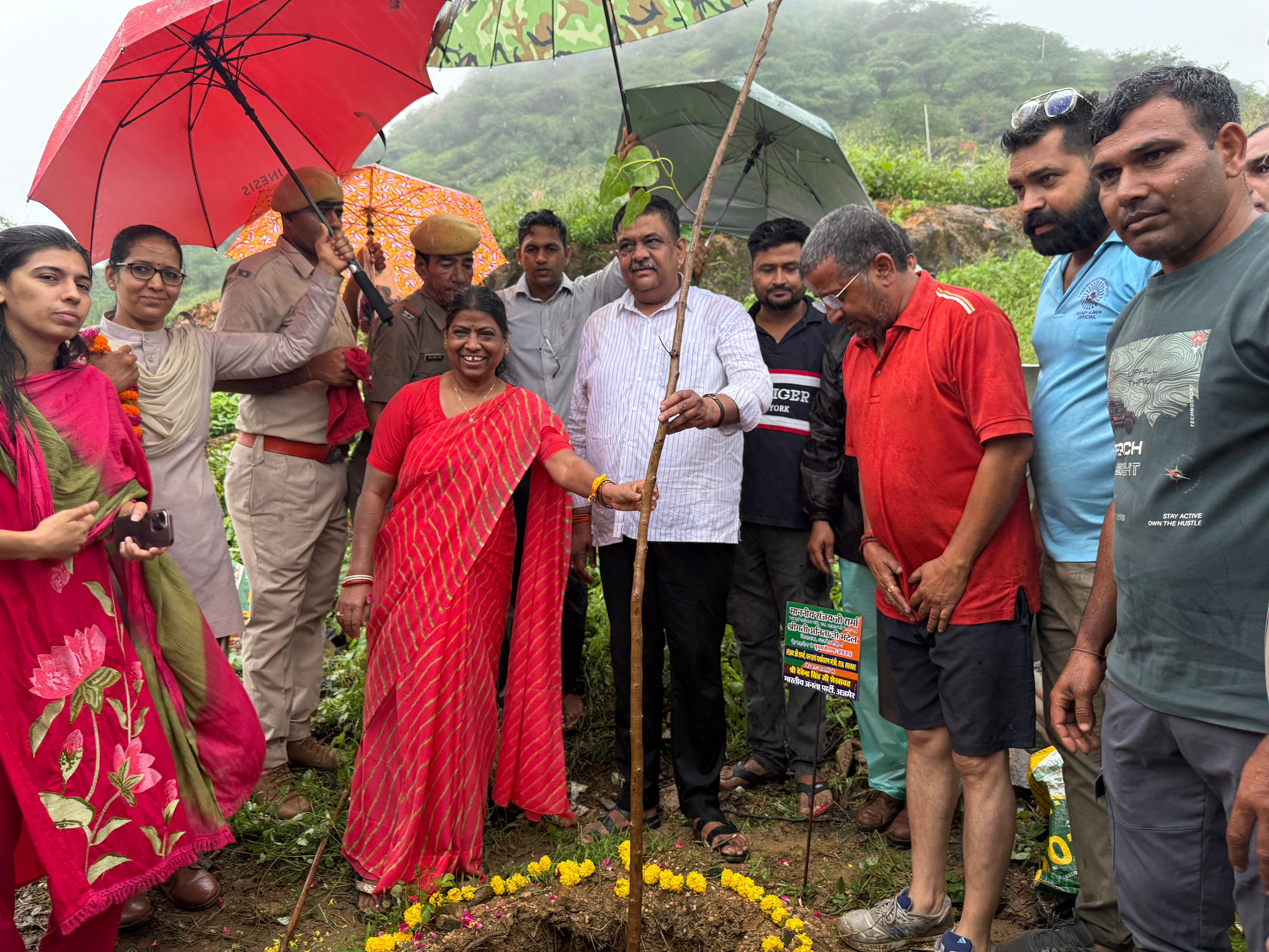 मातृत्व, पर्यावरण और हरियाली के संकल्प के साथ ‘हरियालो राजस्थान’ में रोपे सैकड़ों पौधे मातृत्व, पर्यावरण और हरियाली के संकल्प के साथ ‘हरियालो राजस्थान’ में रोपे सैकड़ों पौधे