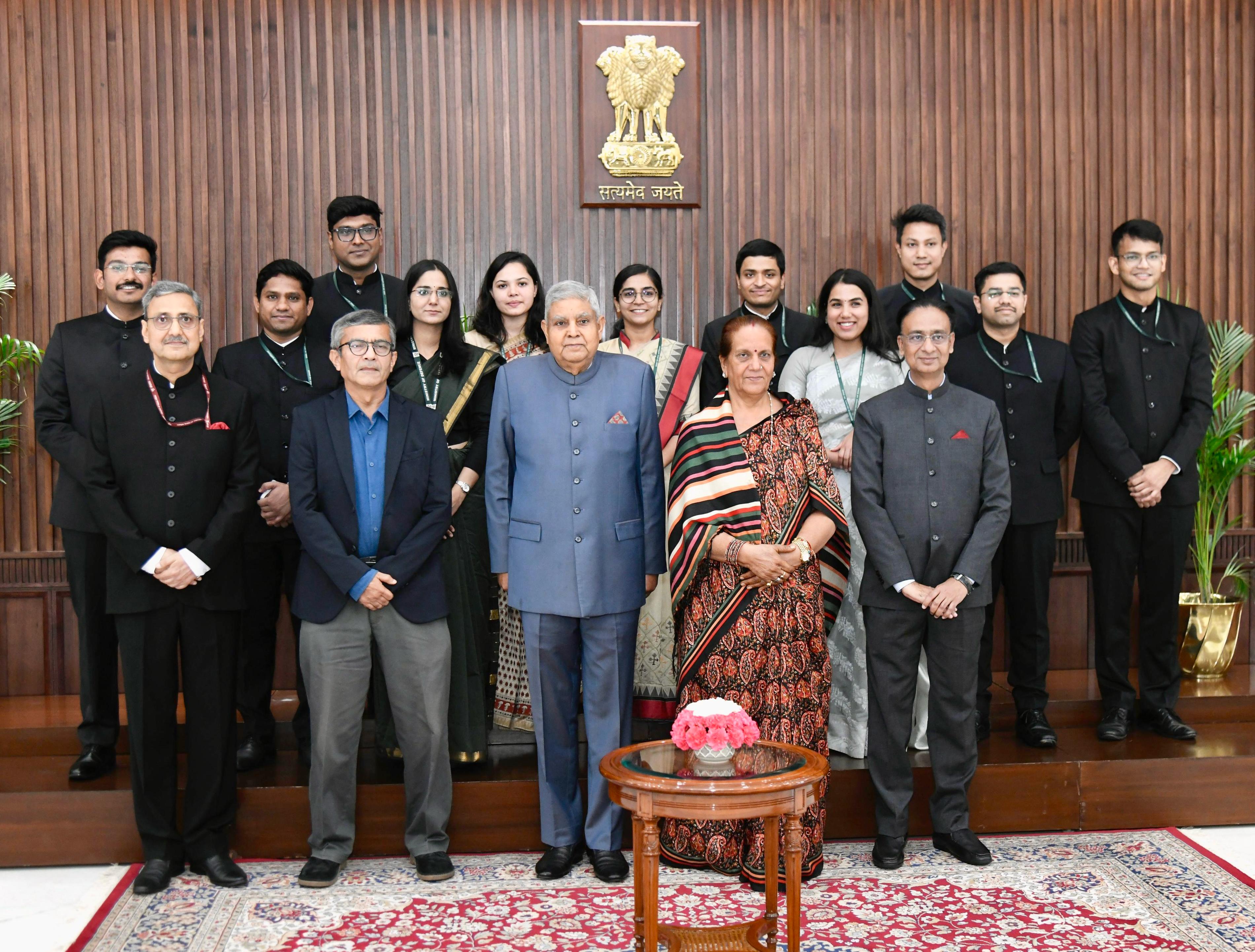 भारतीय रक्षा संपदा सेवा (आईडीईएस) के प्रशिक्षु अधिकारियों से मुलाकात करते उपराष्ट्रपति जगदीप धनखड़ भारतीय रक्षा संपदा सेवा (आईडीईएस) के प्रशिक्षु अधिकारियों से मुलाकात करते उपराष्ट्रपति जगदीप धनखड़