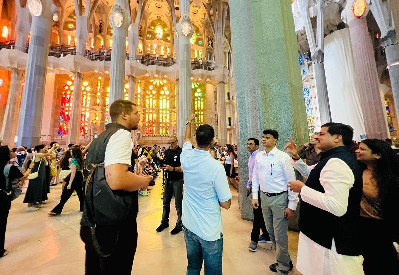 मुख्यमंत्री मोहन यादव ने बार्सिलोना के यूनेस्को हेरिटेज साइट्स में शामिल साग्रादा फमिलिया गिरजाघर का भ्रमण किया