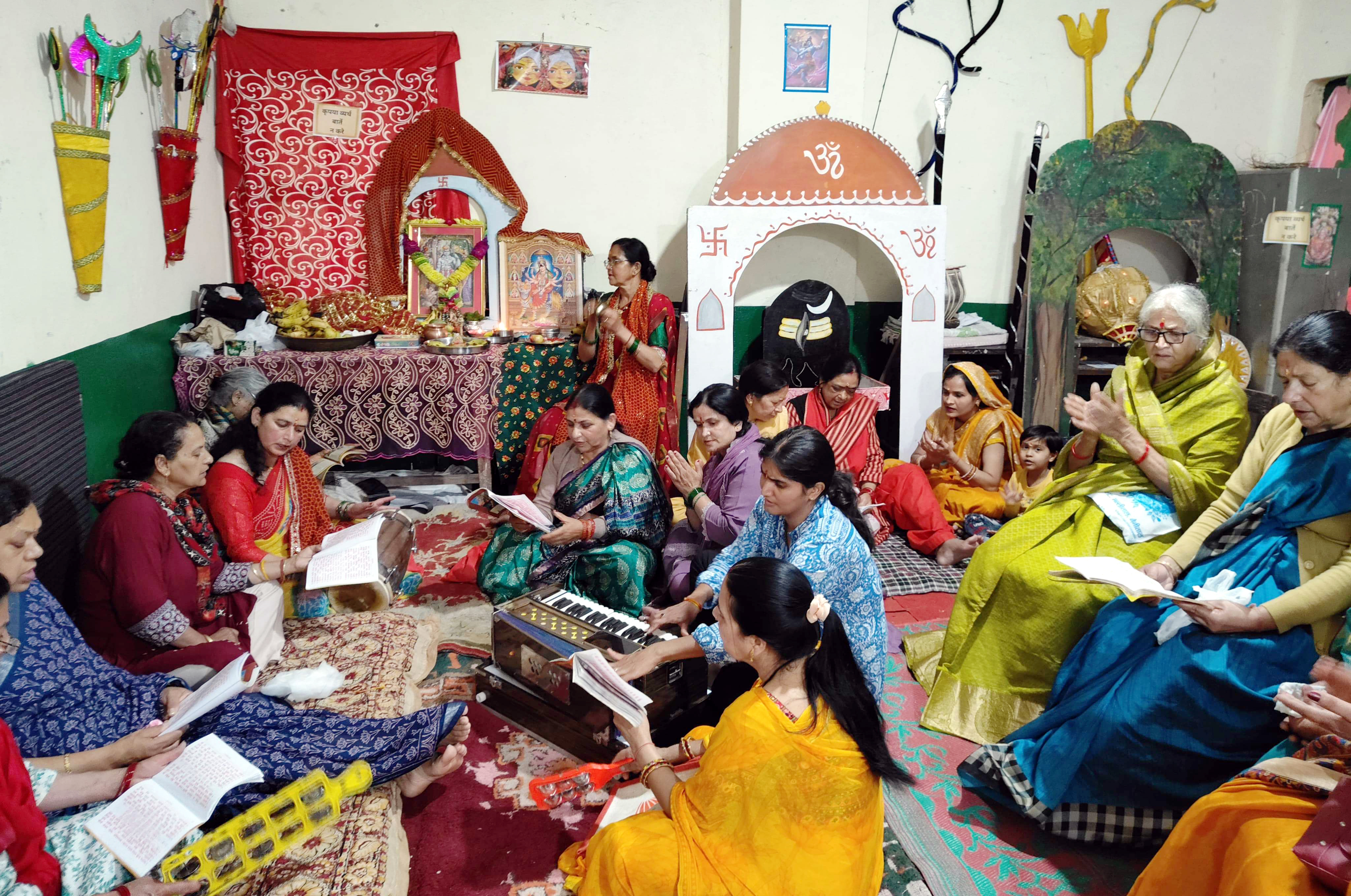सुंदरकांड के पाठ में शामिल श्रद्धालु। सुंदरकांड के पाठ में शामिल श्रद्धालु।