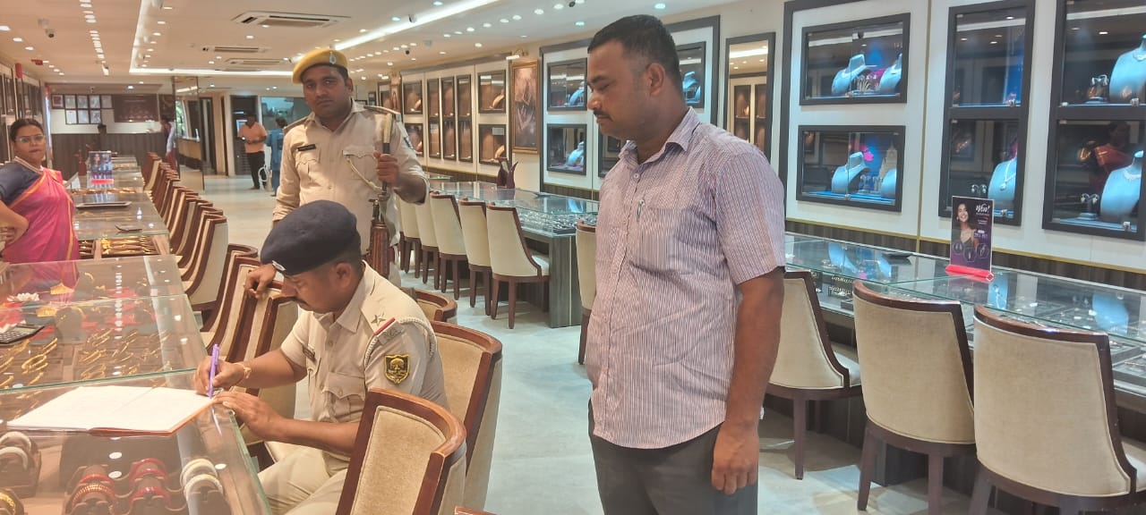 ज्वेलरी शॉप में पुलिस ज्वेलरी शॉप में पुलिस