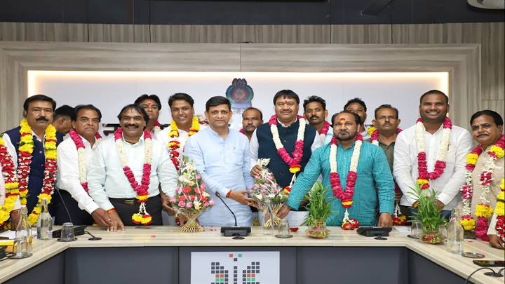 महापौर ने कर्मचारी यूनियन का किया सम्मान महापौर ने कर्मचारी यूनियन का किया सम्मान