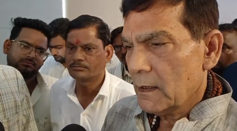 मीडिया से बातचीत करते हुए मीडिया से बातचीत करते हुए