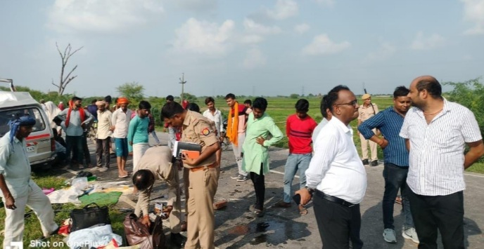 घटना स्थल पर पुलिस पड़ताल घटना स्थल पर पुलिस पड़ताल