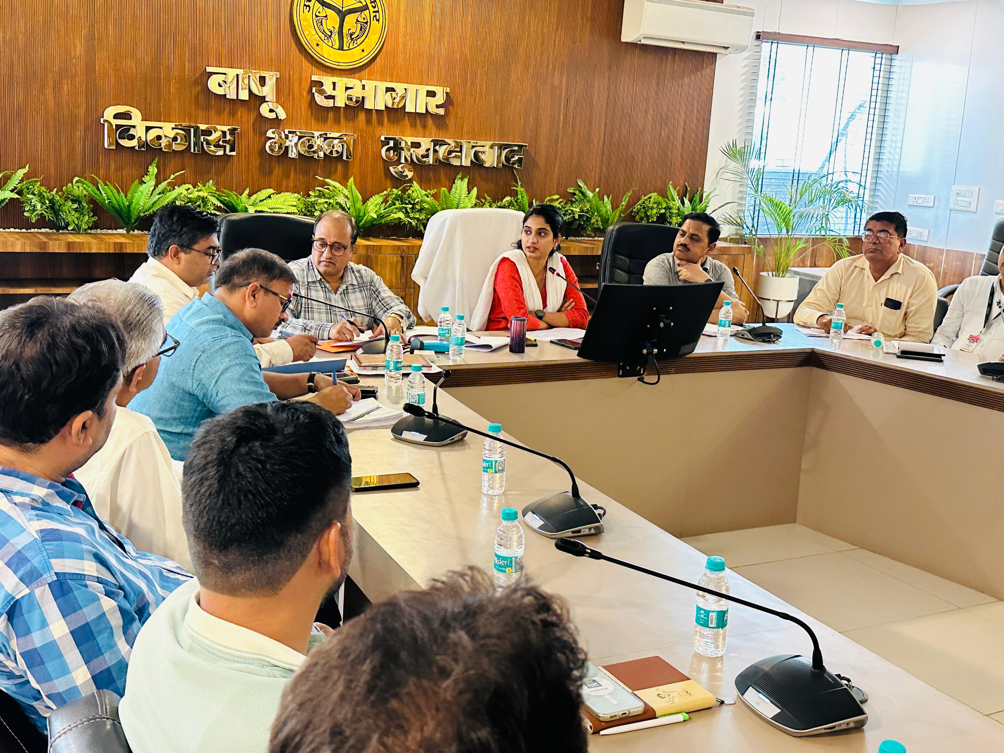 विकास भवन स्थित बापू सभागार में आयोजित बैठक में संबोधित करतीं सीडीओ। विकास भवन स्थित बापू सभागार में आयोजित बैठक में संबोधित करतीं सीडीओ।