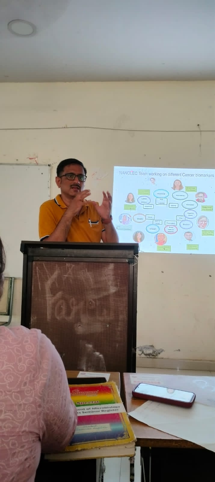पियू के छात्रों को व्याख्यान देते हुए डॉ गिडवानी पियू के छात्रों को व्याख्यान देते हुए डॉ गिडवानी