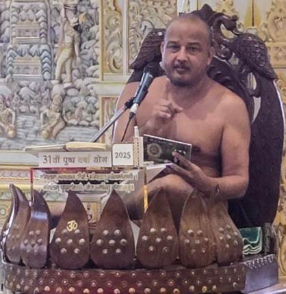 प्रवचन करते आचार्य साैरभ सागर।