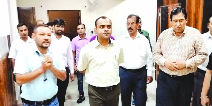 निरीक्षण करते हुए डीएम निरीक्षण करते हुए डीएम