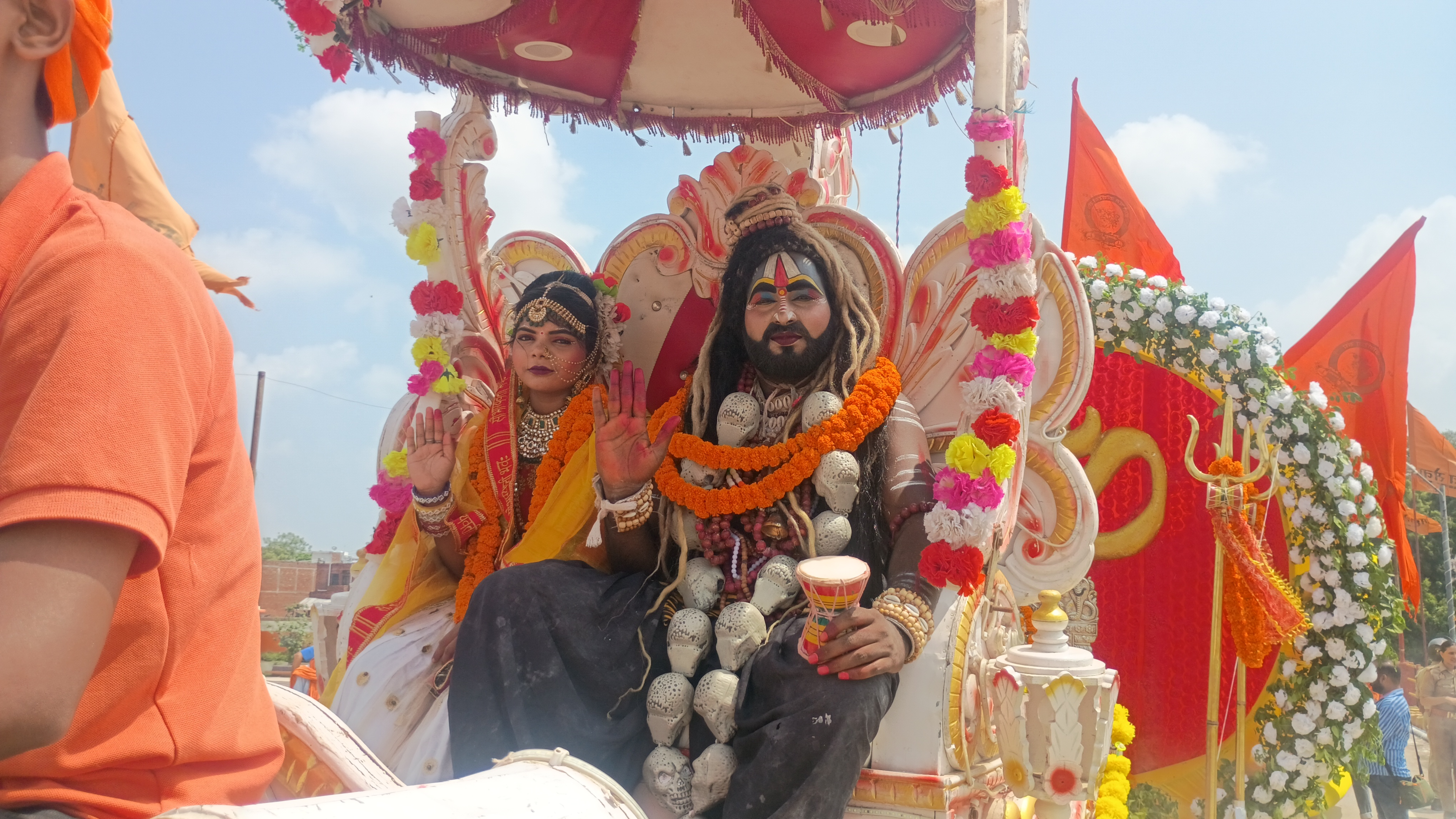 भगवान भोलेनाथ के रूप में रथ पर सवार भगवान शिव शंकर माता पार्वती भगवान भोलेनाथ के रूप में रथ पर सवार भगवान शिव शंकर माता पार्वती