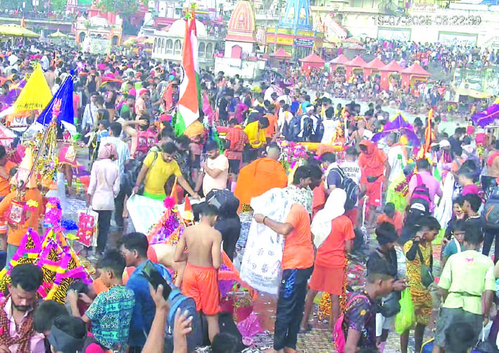 हरकी पैड़ी पर कांवडि़यों की भीड़ हरकी पैड़ी पर कांवडि़यों की भीड़