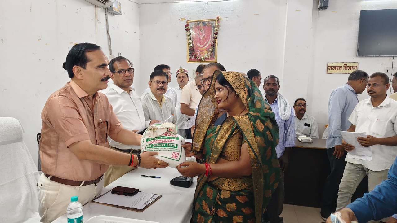 महिला किसान को बीज के पैकेट देते मंडलायुक्त बालकृष्ण त्रिपाठी। महिला किसान को बीज के पैकेट देते मंडलायुक्त बालकृष्ण त्रिपाठी।