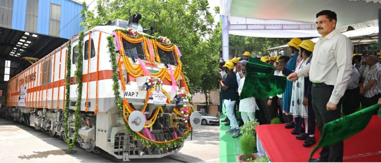 बरेका के महाप्रबंधक नरेश पाल सिंह हरी झंड़ी दिखाते हुए बरेका के महाप्रबंधक नरेश पाल सिंह हरी झंड़ी दिखाते हुए