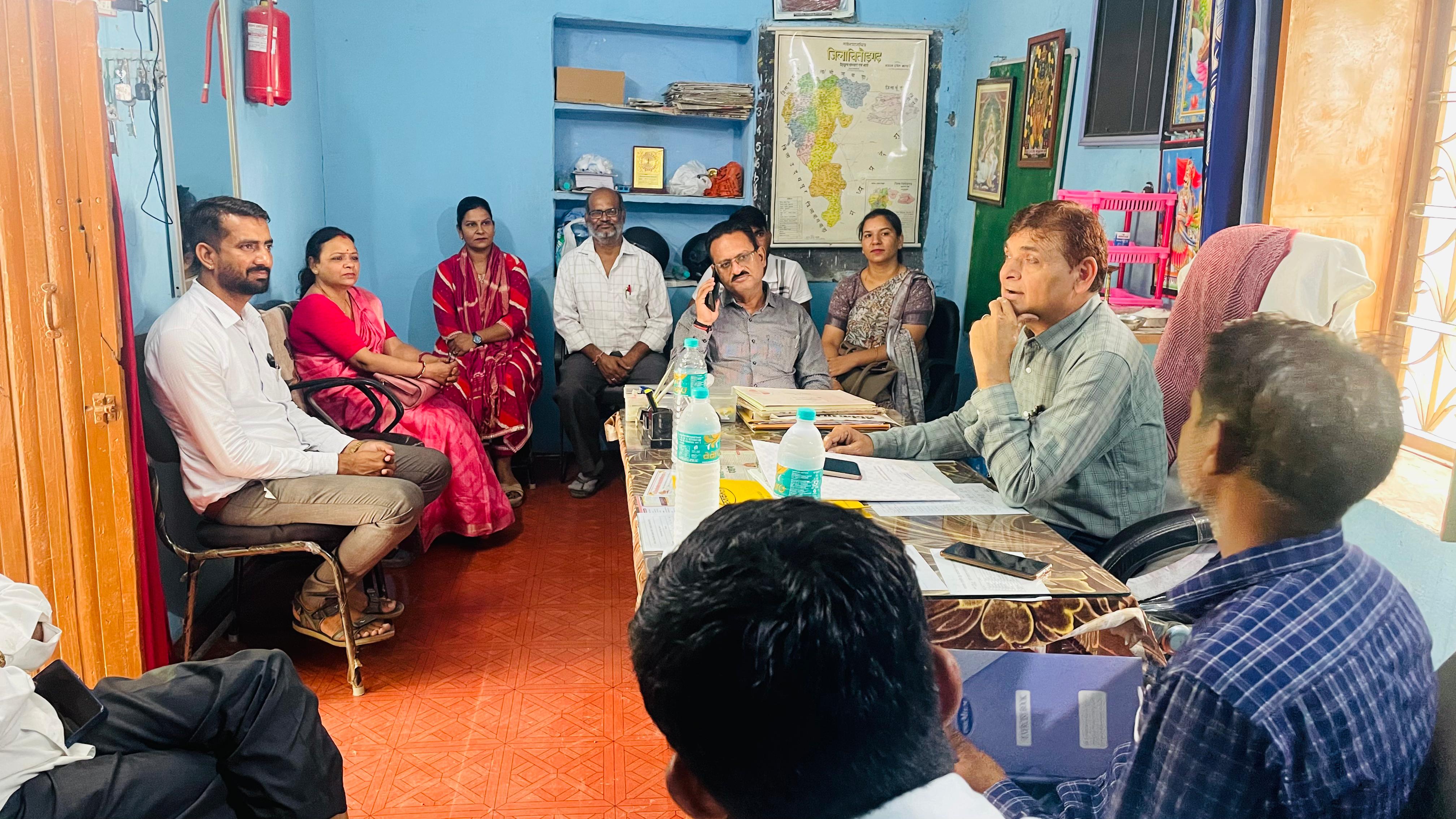 चित्तौड़गढ़ जिले में बेगूं उपखंड क्षेत्र के एक स्कूल में जांच के लिए पहुंची शिक्षा विभाग की टीम। चित्तौड़गढ़ जिले में बेगूं उपखंड क्षेत्र के एक स्कूल में जांच के लिए पहुंची शिक्षा विभाग की टीम।