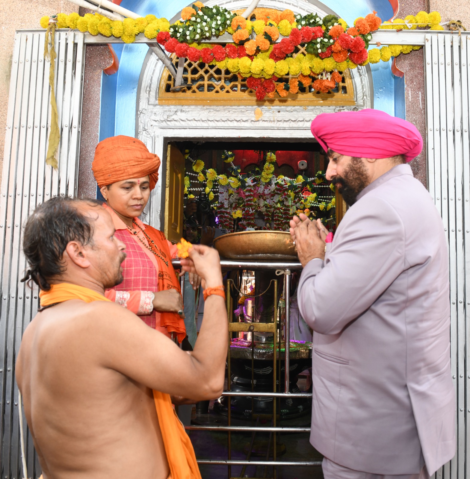 उत्तराखंड के राज्यपाल लेफ्टिनेंट जनरल गुरमीत सिंह ने हनुमान सेतु मंदिर में पूजा करते उत्तराखंड के राज्यपाल लेफ्टिनेंट जनरल गुरमीत सिंह ने हनुमान सेतु मंदिर में पूजा करते