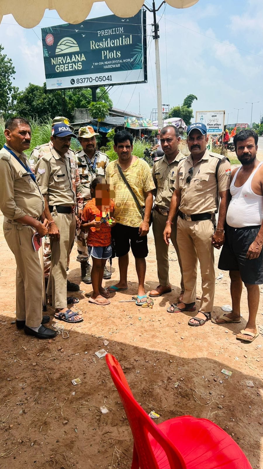 बच्चा परिजनों को सौंपते हुए