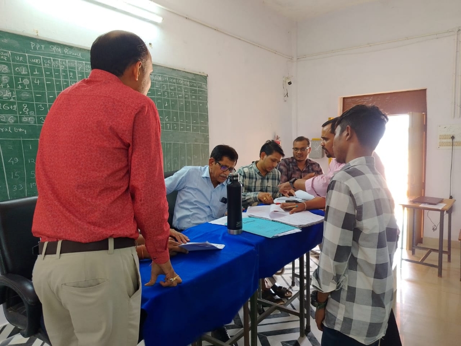 रुद्री पालिटेक्निक में संस्था स्तर पर सीट आबंटित करते हुए प्राचार्य जीआर साहू एवं अन्य व्याख्याता। रुद्री पालिटेक्निक में संस्था स्तर पर सीट आबंटित करते हुए प्राचार्य जीआर साहू एवं अन्य व्याख्याता।
