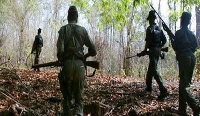 सुरक्षा बलों और नक्सलियों के बीच मुठभेड़ (प्रतीकात्मक तस्वीर) सुरक्षा बलों और नक्सलियों के बीच मुठभेड़ (प्रतीकात्मक तस्वीर)