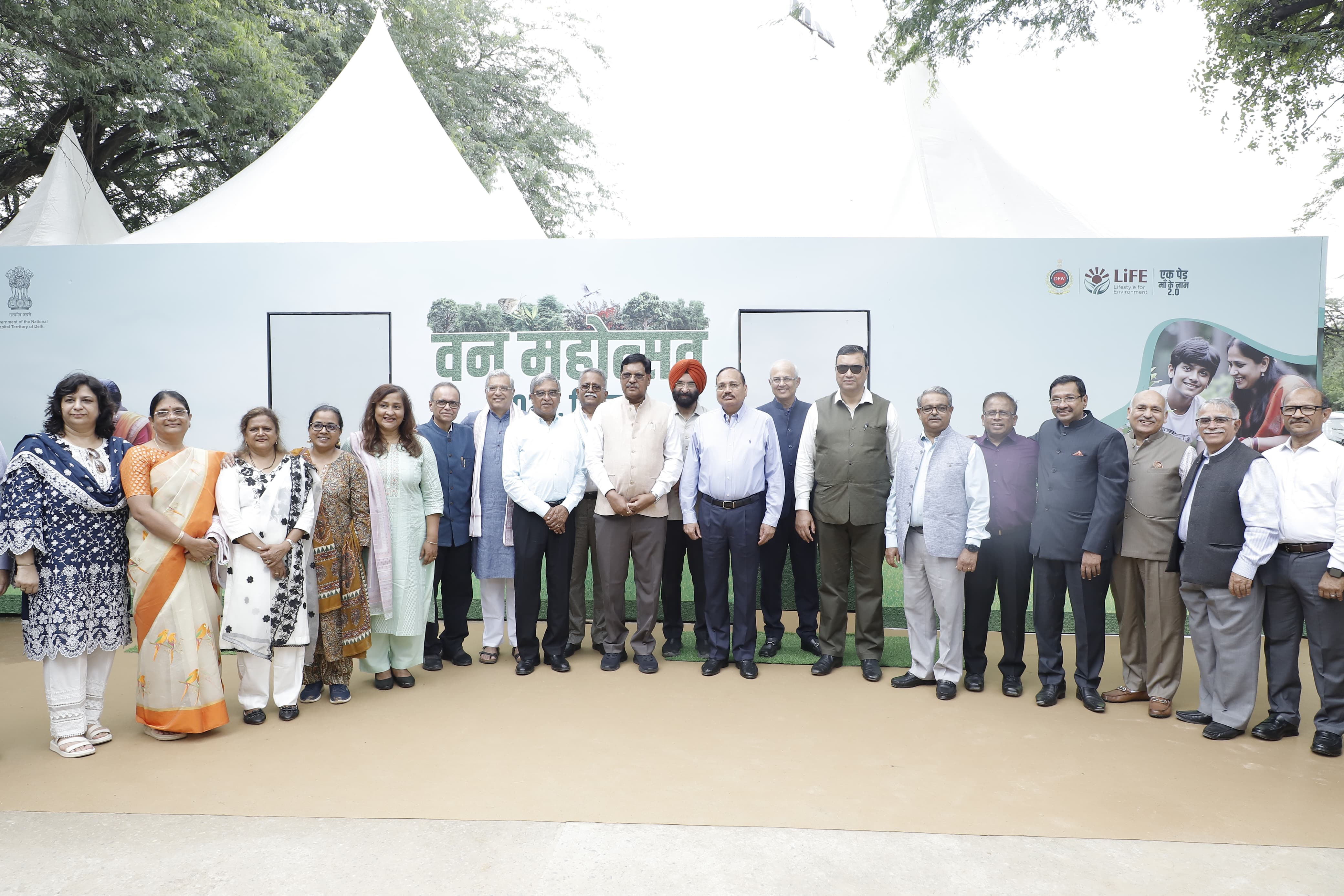 पीबीजी ग्राउंड दिल्ली रिज क्षेत्र में सुप्रीम कोर्ट के 20 न्यायाधीशों के साथ शनिवार को ‘एक पेड़ मां के नाम’ अभियान के तहत पौधारोपण करते मुख्य न्यायाधीश भूषण रामकृष्ण गवई, साथ में दिल्ली के पर्यावरण मंत्री मनजिंदर सिंह सिरसा पीबीजी ग्राउंड दिल्ली रिज क्षेत्र में सुप्रीम कोर्ट के 20 न्यायाधीशों के साथ शनिवार को ‘एक पेड़ मां के नाम’ अभियान के तहत पौधारोपण करते मुख्य न्यायाधीश भूषण रामकृष्ण गवई, साथ में दिल्ली के पर्यावरण मंत्री मनजिंदर सिंह सिरसा