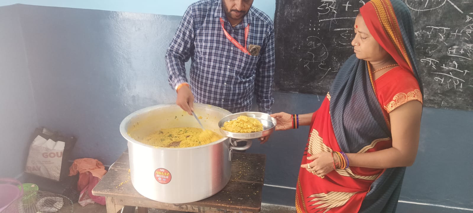 राहत शिविर में भोजन वितरण