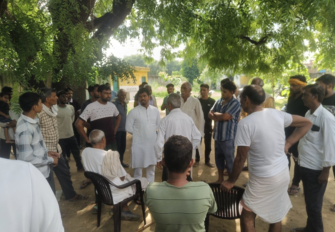 प्राथमिक विद्यालय बंद होने से गुस्साए ग्रामीण प्राथमिक विद्यालय बंद होने से गुस्साए ग्रामीण