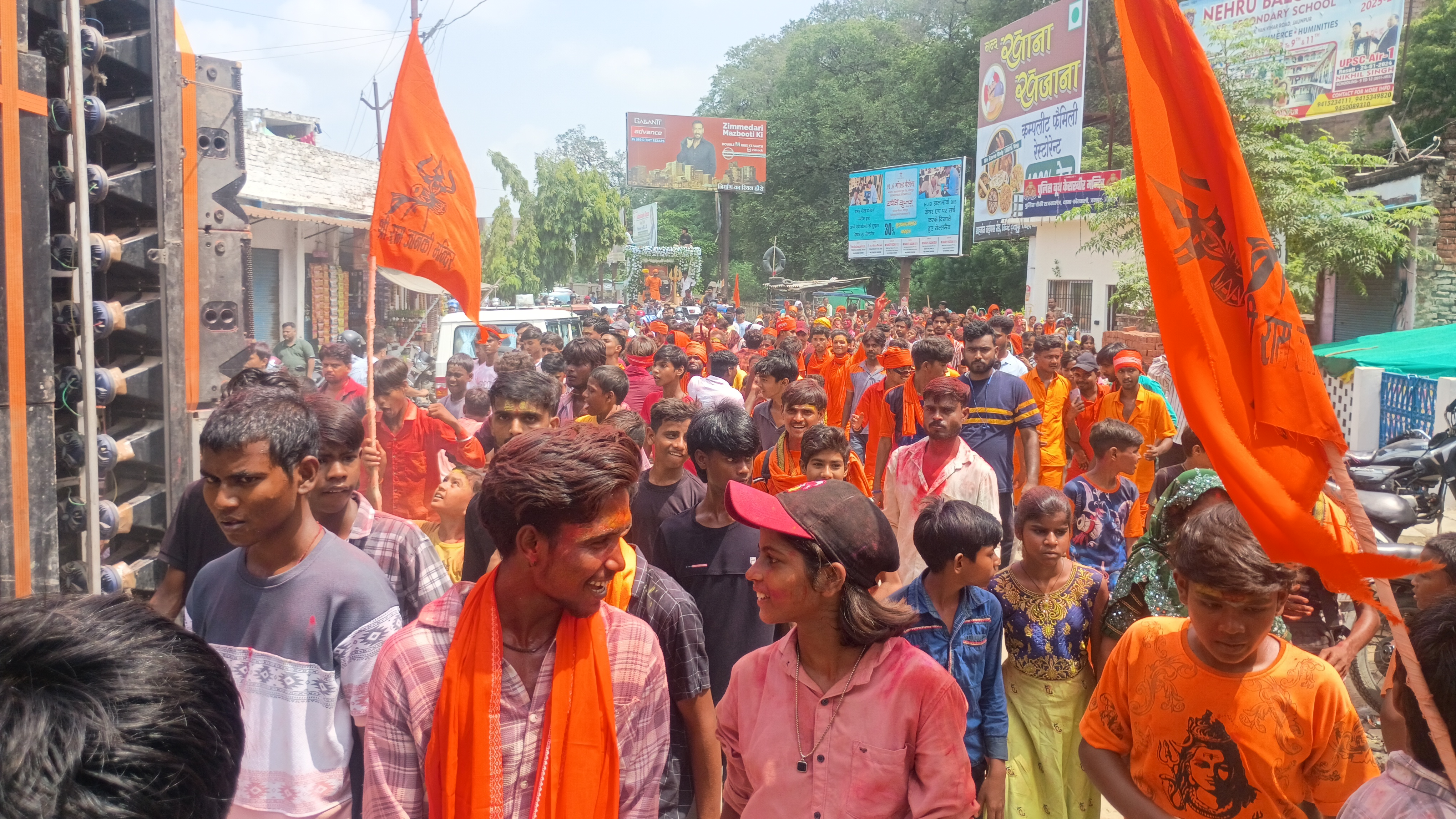 कांवड़ यात्रा में शामिल हजारों भक्त कांवड़ यात्रा में शामिल हजारों भक्त