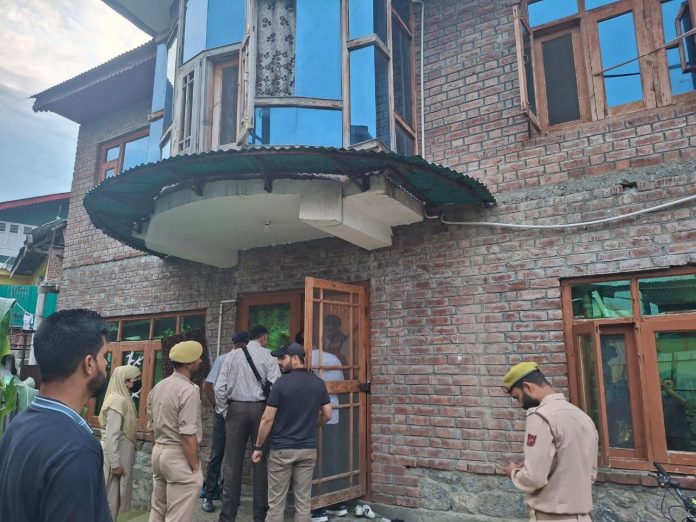 सीआईके एक आतंकवादी मामले में घाटी के चार जिलों में दस स्थानों की ले रही तलाशी सीआईके एक आतंकवादी मामले में घाटी के चार जिलों में दस स्थानों की ले रही तलाशी